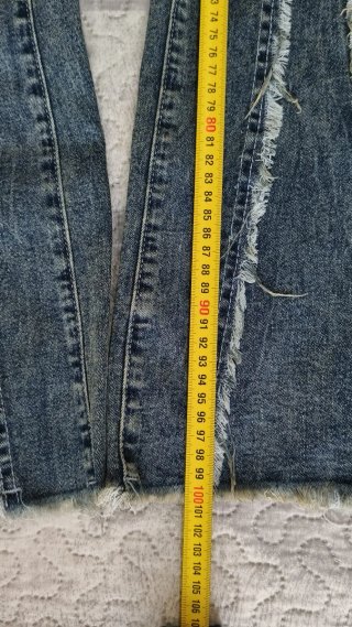 Pantalones vaqueros desgastados con cinturón