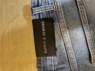 Jeans Supply & Demand strappati