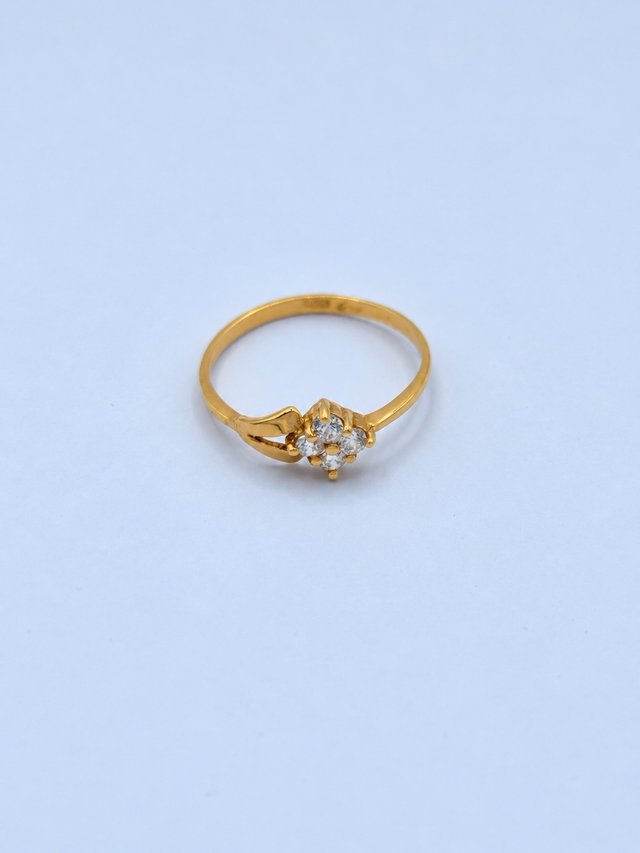 Anillo de Oro 18k con Flor de Circonitas