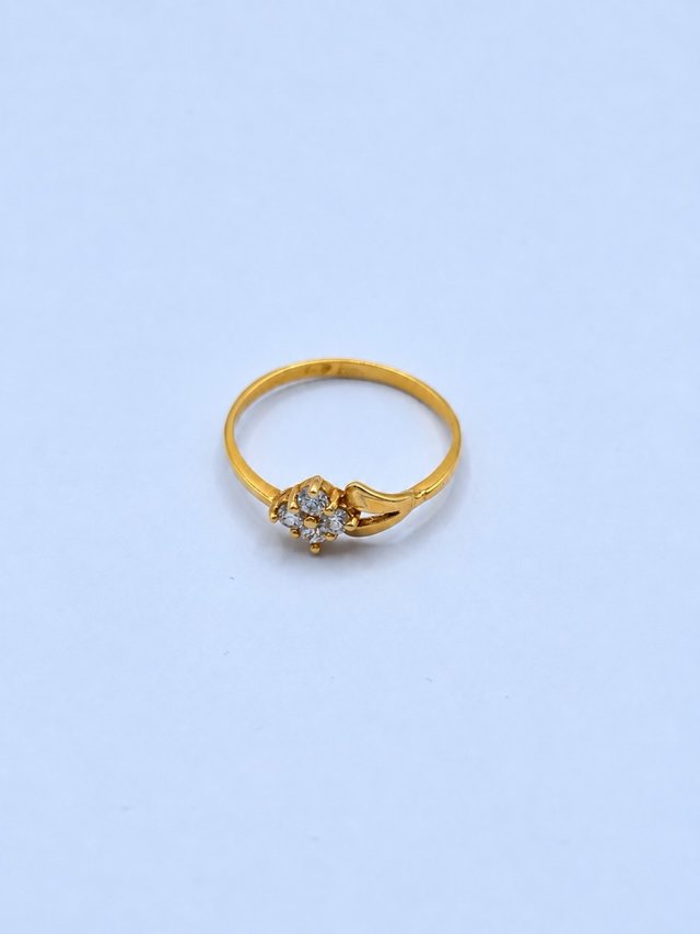 Anillo de Oro 18k con Flor de Circonitas