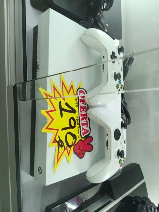 Xbox One X Blanca + 2 Mandos
