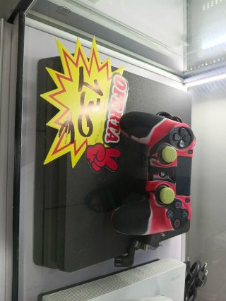 PS4 Slim Negra con Mando Rojo