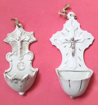 Due acquasantiere in ceramica bianca