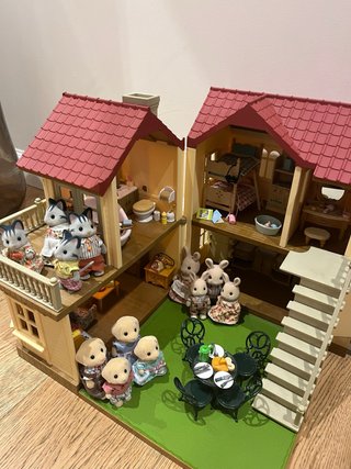 Casa de Luces Sylvanian Families con 3 Familias