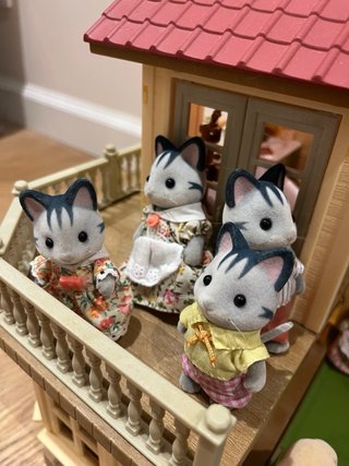 Casa de Luces Sylvanian Families con 3 Familias