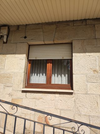 Dos ventanas de madera