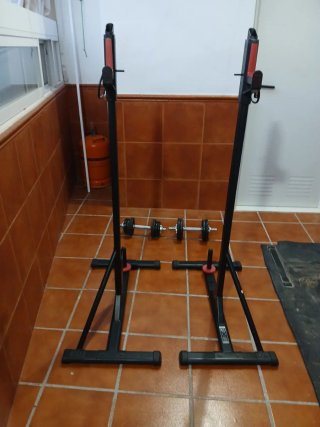 Rack de sentadillas y mancuernas