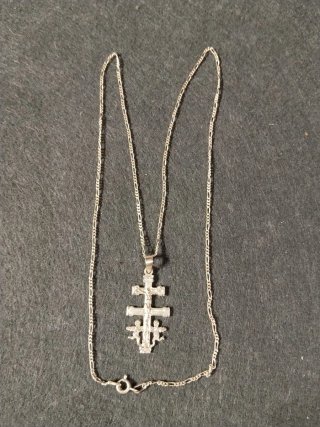 Cruz de Caravaca con cadena de plata