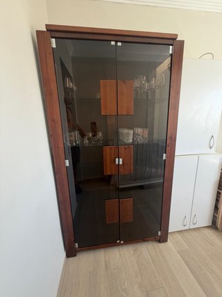 Vidriera de madera con puertas de cristal