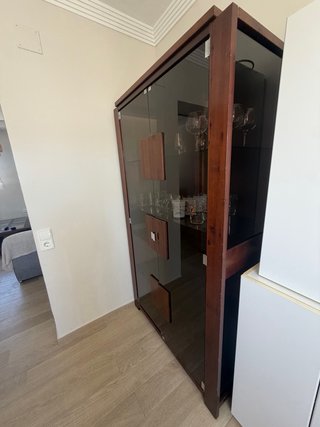 Vidriera de madera con puertas de cristal