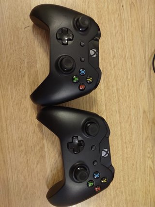 Xbox One + 2 mandos negros + 3 juegos