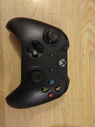 Xbox One + 2 mandos negros + 3 juegos
