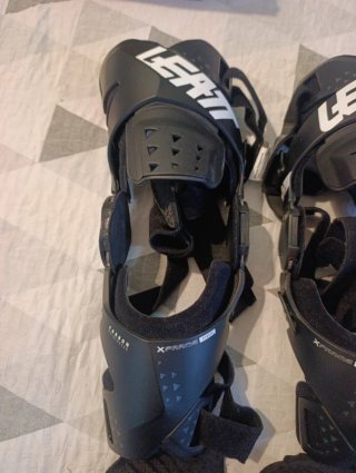 Joelheiras Leatt X-Frame Hybrid XL ortopédicas
