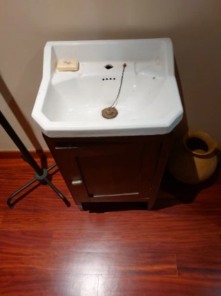 Lavabo antiguo de cerámica y madera