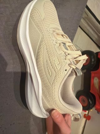 Zapatillas Fila Beige y Blancas