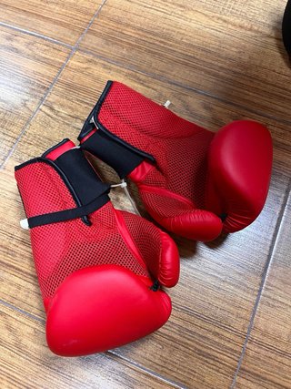 Saco de boxeo y guantes de boxeo.