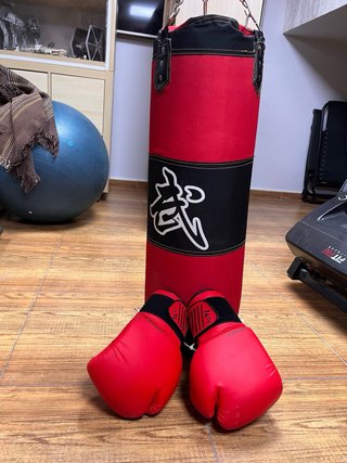 Saco de boxeo y guantes de boxeo.