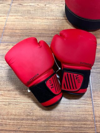 Saco de boxeo y guantes de boxeo.