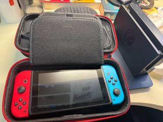 Nintendo Switch + 4 Joy-Con + Dock + 2 Fundas