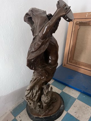 Figura de bronce “ el genio de la danza”con firma