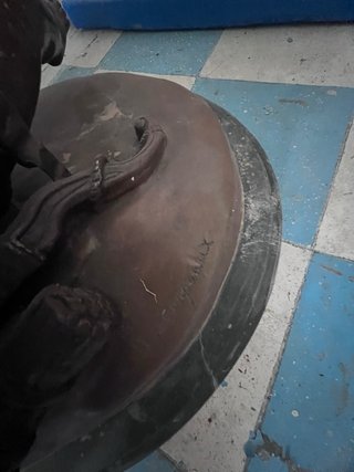 Figura de bronce “ el genio de la danza”con firma