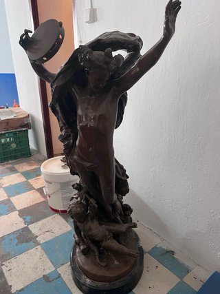Figura de bronce “ el genio de la danza”con firma