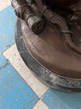 Figura de bronce “ el genio de la danza”con firma