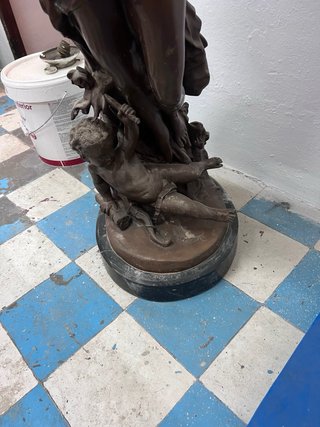 Figura de bronce “ el genio de la danza”con firma