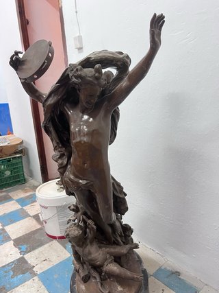 Figura de bronce “ el genio de la danza”con firma