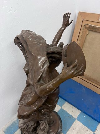 Figura de bronce “ el genio de la danza”con firma