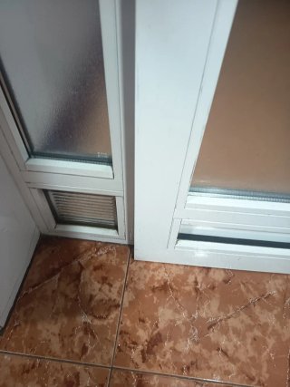 Puerta de Aluminio Blanca con Cristal traslucido