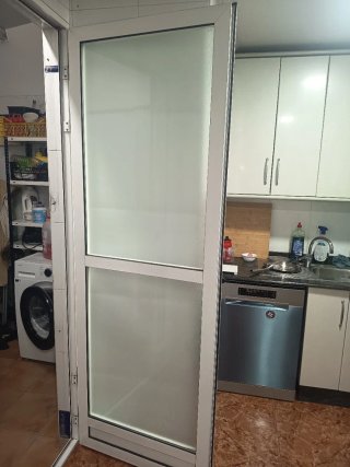 Puerta de Aluminio Blanca con Cristal traslucido