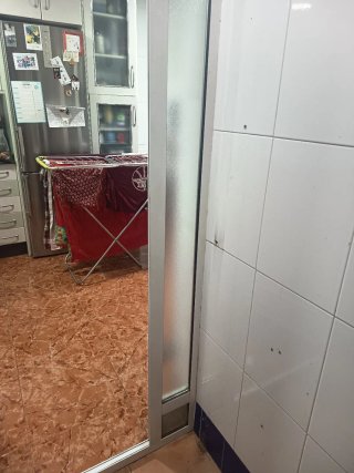 Puerta de Aluminio Blanca con Cristal traslucido