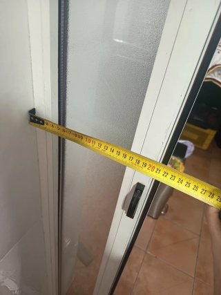 Puerta de Aluminio Blanca con Cristal traslucido