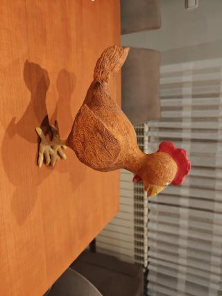 Figura gallina de papel maché