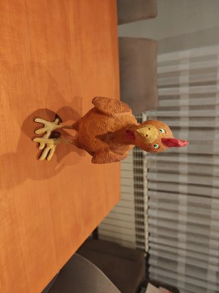 Figura gallina de papel maché