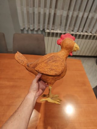 Figura gallina de papel maché