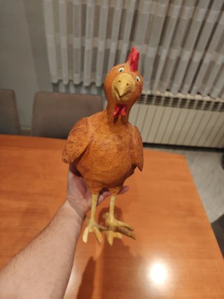 Figura gallina de papel maché