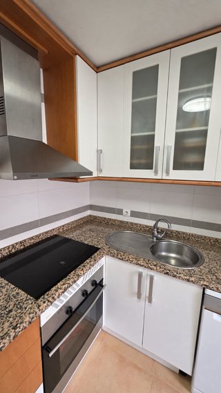 Cocina completa con encimera de granito