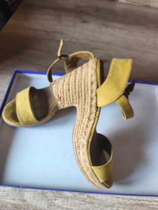 Sandalias cuña amarillas