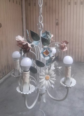 Lampadario floreale bianco