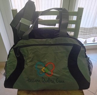 Borsa a tracolla verde con logo colorato