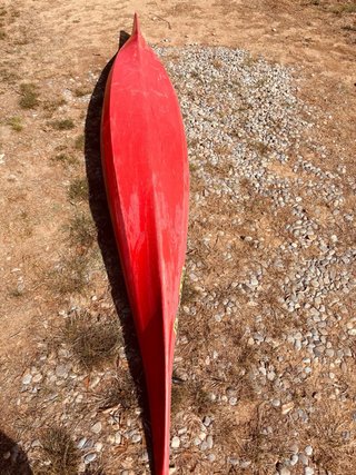 Kayak de travesía rojo