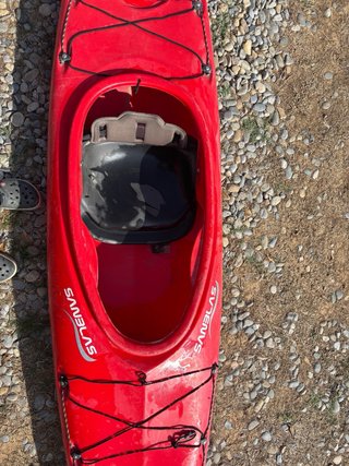 Kayak de travesía rojo