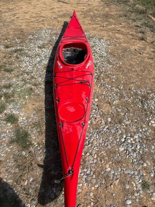 Kayak de travesía rojo