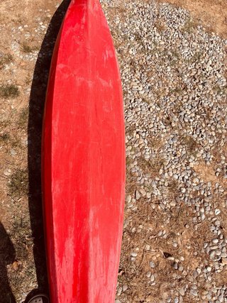 Kayak de travesía rojo