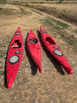 Kayak de travesía rojo