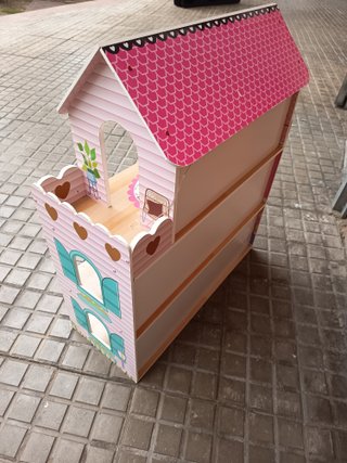 Casa de muñecas rosa con muebles