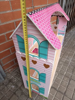 Casa de muñecas rosa con muebles