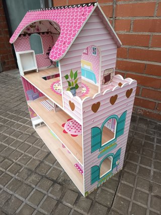Casa de muñecas rosa con muebles